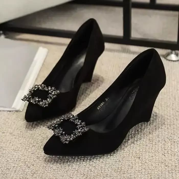 Talon incliné chaussures de mode femmes printemps nouvelle eau diamant pointu bouche peu profonde doux Sexy talons hauts femmes noir rétro chaussures 43