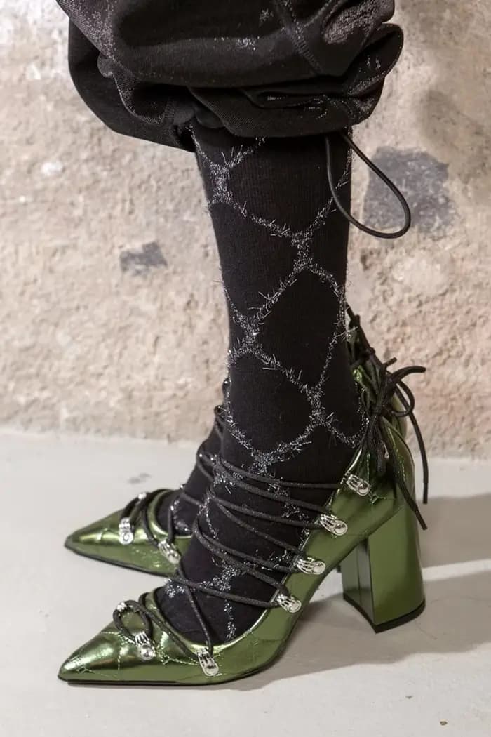 Escarpins métalliques à bout pointu avec lanières croisées, talon bloc épais, empeigne brillante, design tendance pour femme
