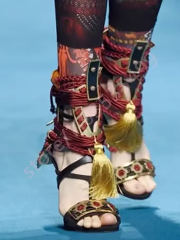 2025 rétro été dames gland défilé talons aiguilles de luxe fête bout ouvert sandales décontractées corde rouge tressé mode sandales