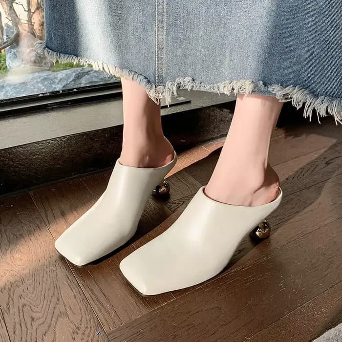 Pantoufles blanches en peau de mouton à bout carré pour femmes