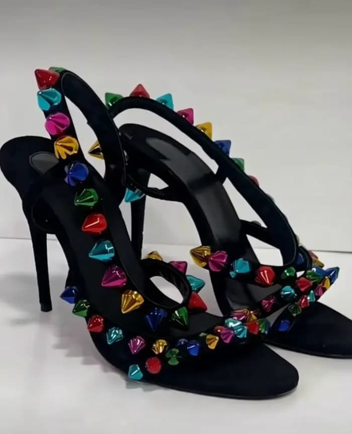 Sandales à talons aiguilles noires tendance avec lanières cloutées