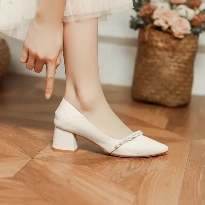 Avec des chaussures à talons moyens pour femmes 2025 chaussure de mariée de mariage blanc dames