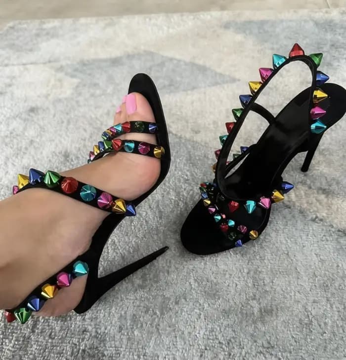 Sandales à talons aiguilles noires tendance avec lanières cloutées