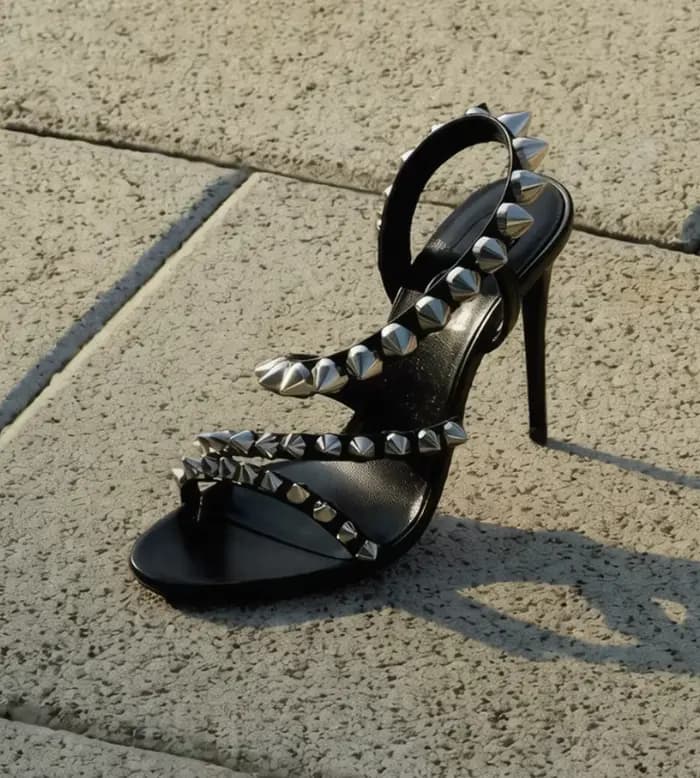Sandales à talons aiguilles noires tendance avec lanières cloutées