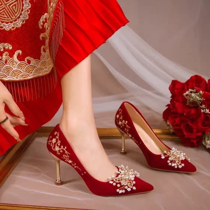 Talons dorés chaussures à talons fins pompe Sexy mode tout-Match sans lacet sandales dames pointu coin à lacets Stiletto Crossdressers