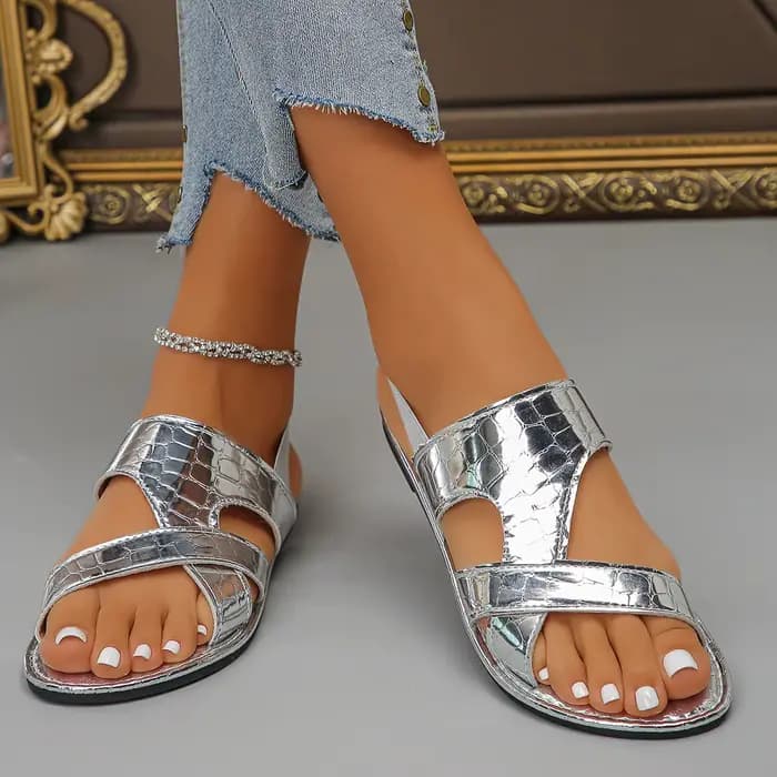 Sandales plates croisées en similicuir croco argenté métallisé pour femme