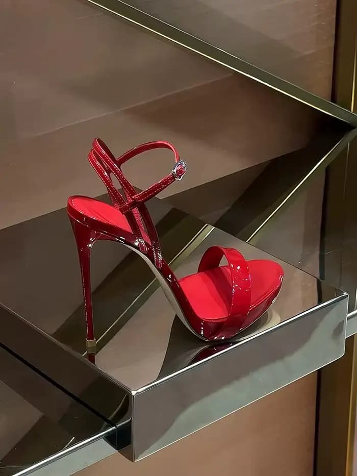 Sandales rouges à talons hauts