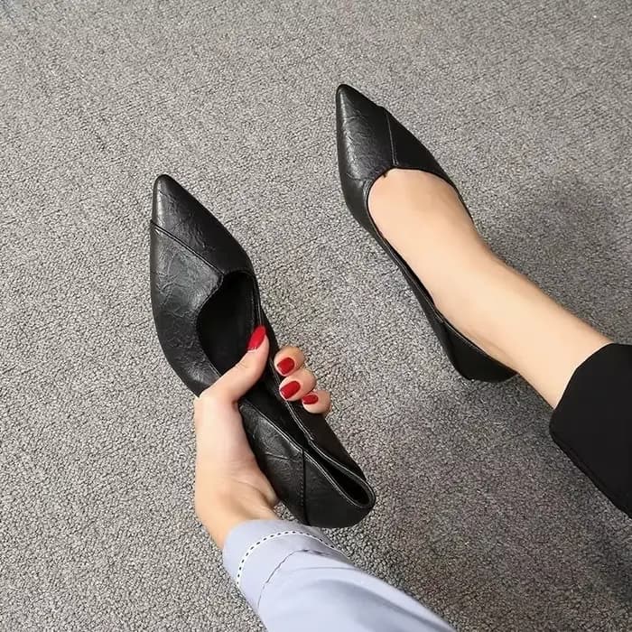 Talon aiguille pour femmes 2025 printemps et automne nouvelles chaussures simples sexy assorties avec tout chaussures de travail professionnelles petites chaussures en cuir noires