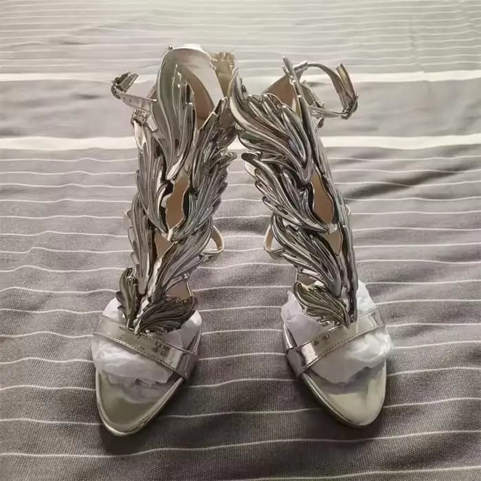 Sandales à talons hauts blanches élégantes pour le bal
