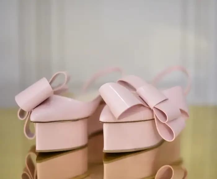 Sandales d'été rose poudré/noir en cuir verni à talon compensé