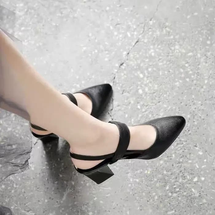 Chaussures blanches pour femmes été 2025 pour le travail de bureau avec talons moyens