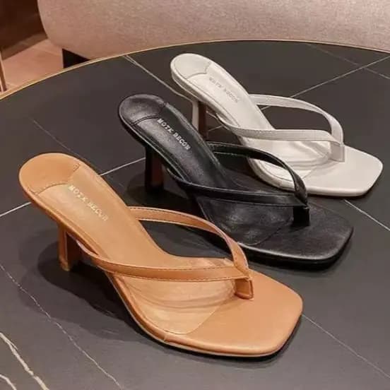 Sandales à talons à la mode pour femmes portant des pantoufles nobles