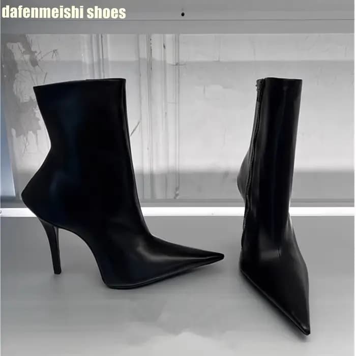 Bottes courtes à bout pointu avec fermeture éclair latérale