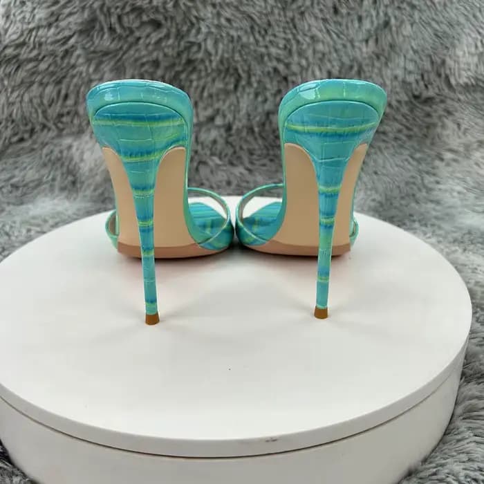 Mules à talon aiguille en cuir verni turquoise gaufré façon croco pour femme - Sandales