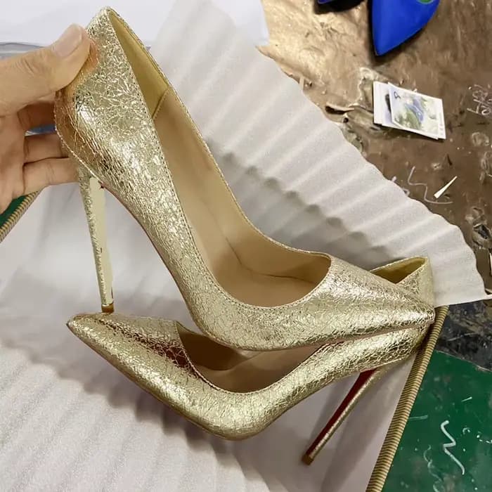 Chaussures à talons hauts craquelés dorés