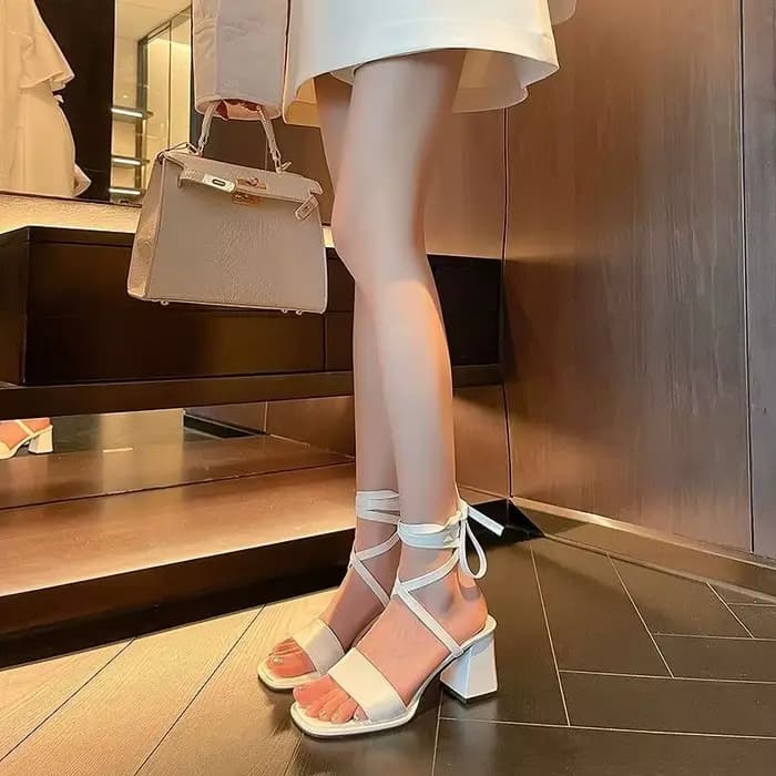Talons carrés chaussures à talons pour femmes sandales blanches pour femme été 2025 noir un mot chaussures pompes hautes avec sangle taille asiatique H