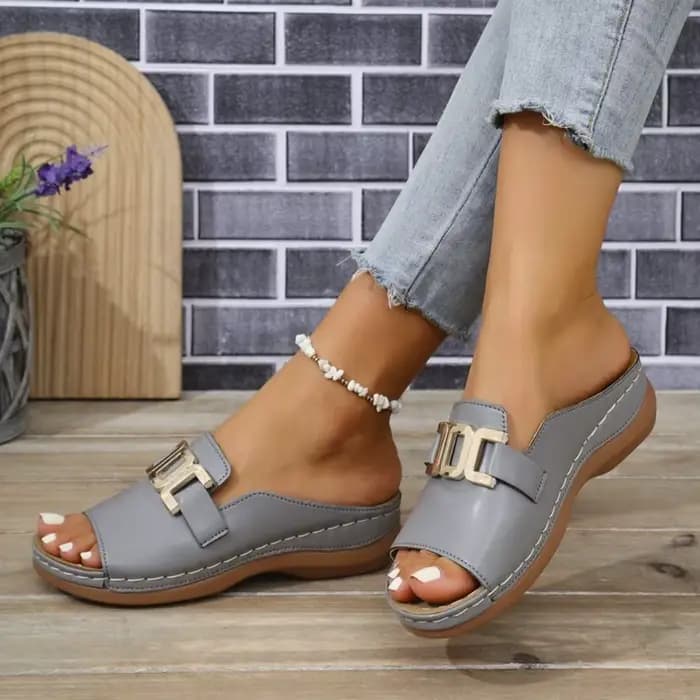 Sandales plates élégantes pour femmes avec des accents de chaîne dorée | Talon compensé antidérapant et design
