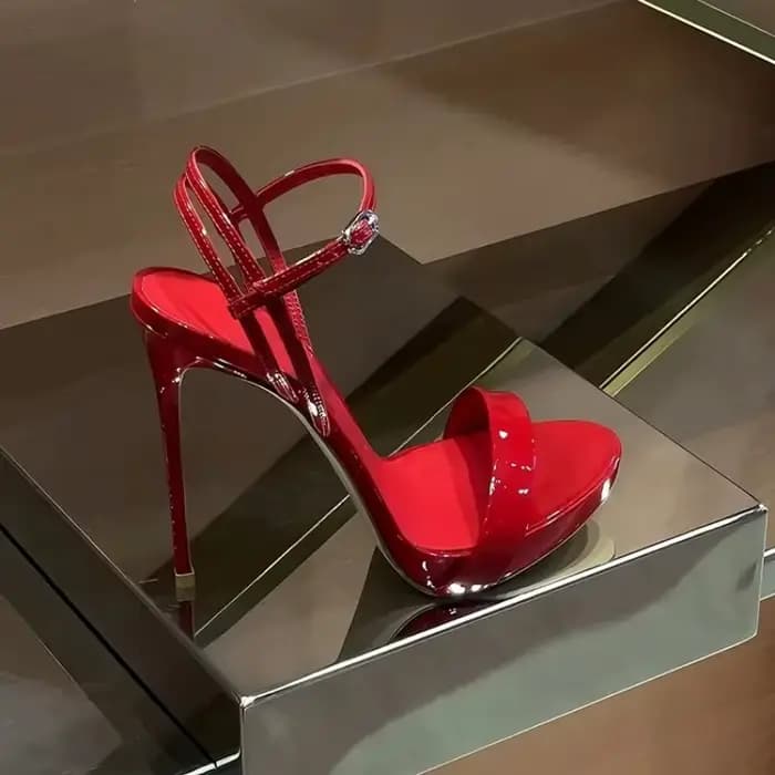 Sandales rouges à talons hauts