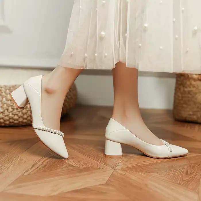 Avec des chaussures à talons moyens pour femmes 2025 chaussure de mariée de mariage blanc dames