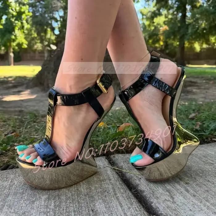 Sandales à talons compensés à plateforme métallique dorée pour femmes