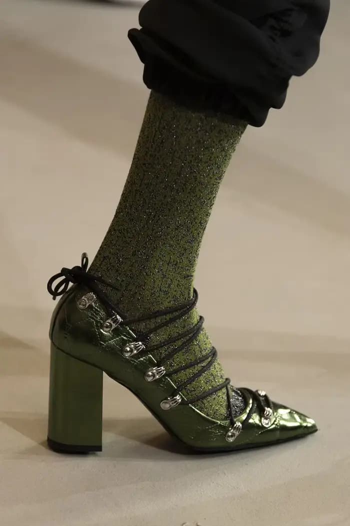 Escarpins métalliques à bout pointu avec lanières croisées, talon bloc épais, empeigne brillante, design tendance pour femme