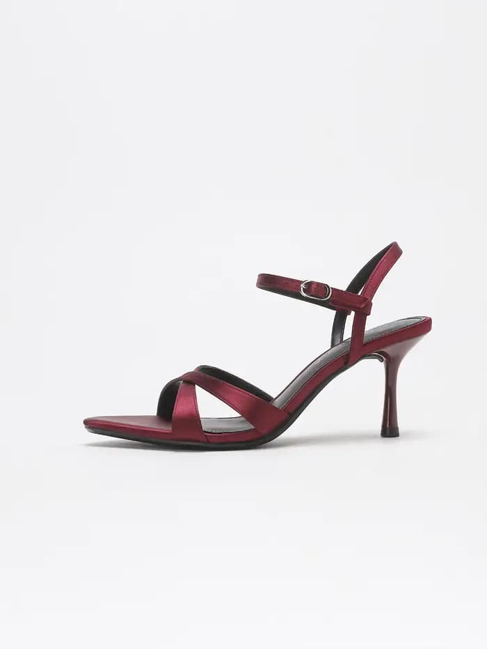 Sandales à talons hauts en satin bordeaux pour femme, à brides croisées et boucle à la cheville, style stiletto, pour soirée et mariage