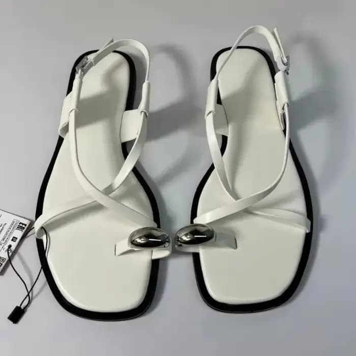 Marque Design femmes sandales plates Clip orteil loisirs extérieur chaussures de plage pour dame mode métal décoration 2025 chaussures d'été