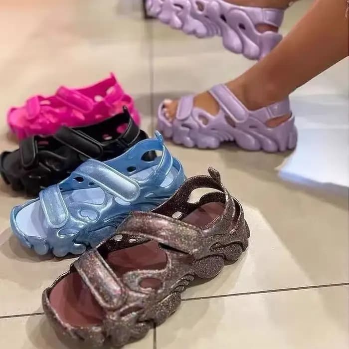 Sandales pour femmes 2025 nouvelles chaussures de plage d'été avec creux gâteau éponge romain fond épais