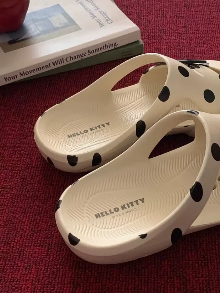 Sandales et pantoufles d'extérieur HelloKitty pour femme, été, mignonnes, antidérapantes, pour la natation, la plage, chaussures à trous.