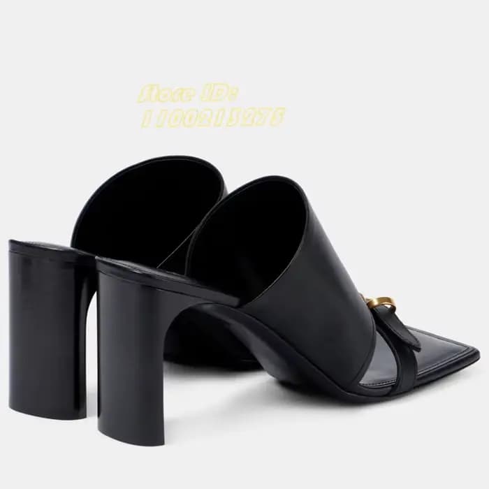 Mules à talon carré en cuir noir mat, à enfiler, avec bride à boucle, collection Runway 2026, vente