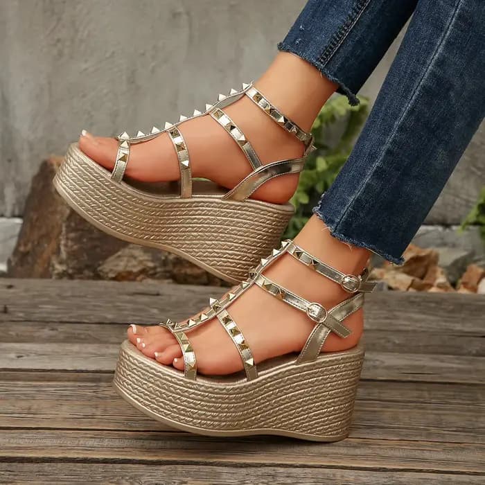 Sandales compensées pour femme, style romain, à rivets, antidérapantes, nouvelle collection été 2026, couleur unie, style punk, avec double boucle et bride de cheville