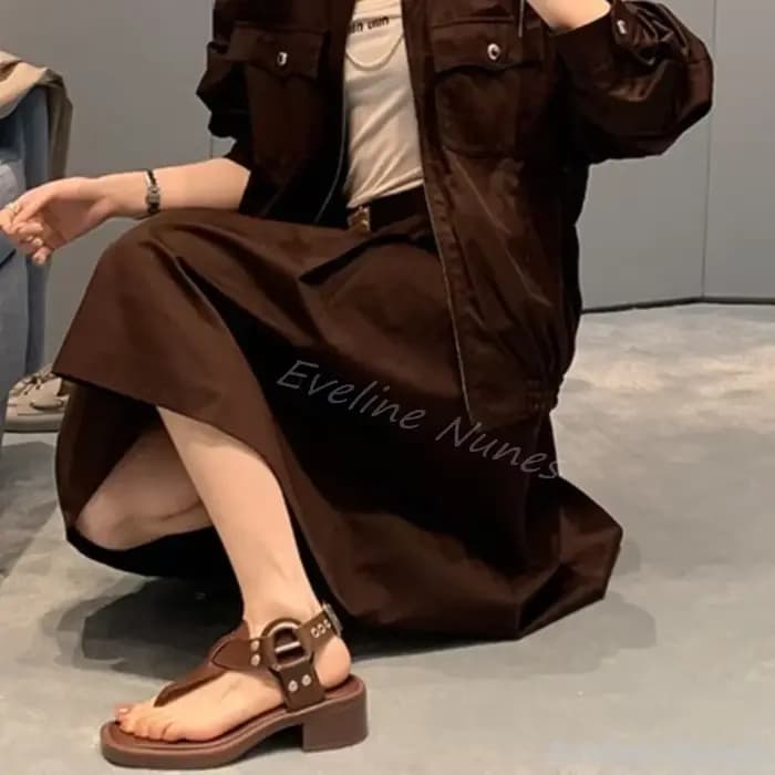 Semelle épaisse talons épais tongs femmes rétro marron métal boucle de ceinture bout carré sandales 2025 été nouveau Design de mode sandales