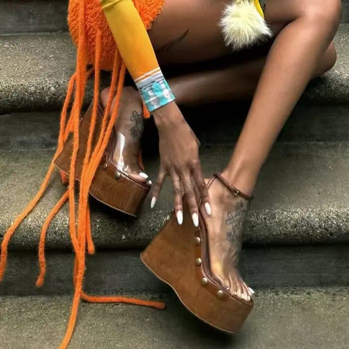 Plate-forme clair Pvc talon compensé sandales romaines été goujons en métal Sexy défilé dames talons hauts rue mode fête sandale décontractée
