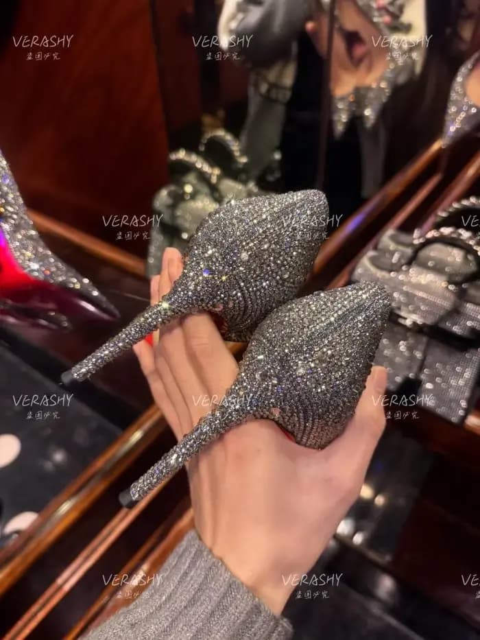 Chaussures à semelle rouge talons hauts