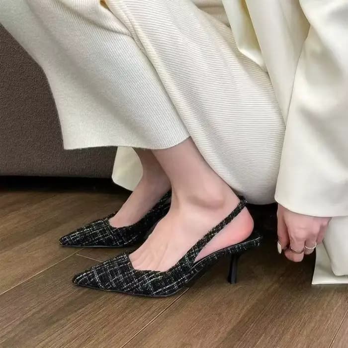 Marque de mode qui a conçu des talons compensés en tricot pour femmes, des chaussures de soirée à bout pointu, des sandales à talons aiguilles confortables et grandes tailles pour l'été.