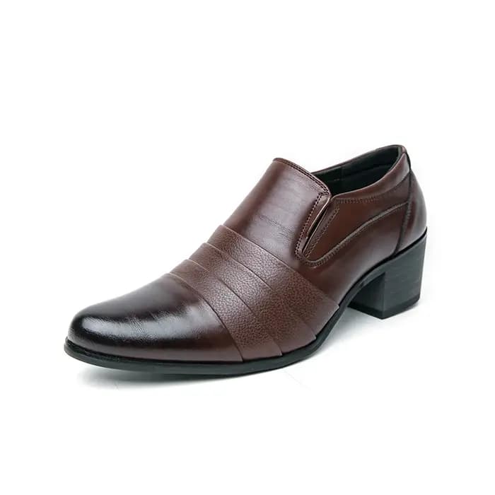 Vente chaude hommes en cuir talons hauts Europe amérique pointu haut de gamme Banquet chaussures habillées affaires hommes chaussures de travail polyvalentes