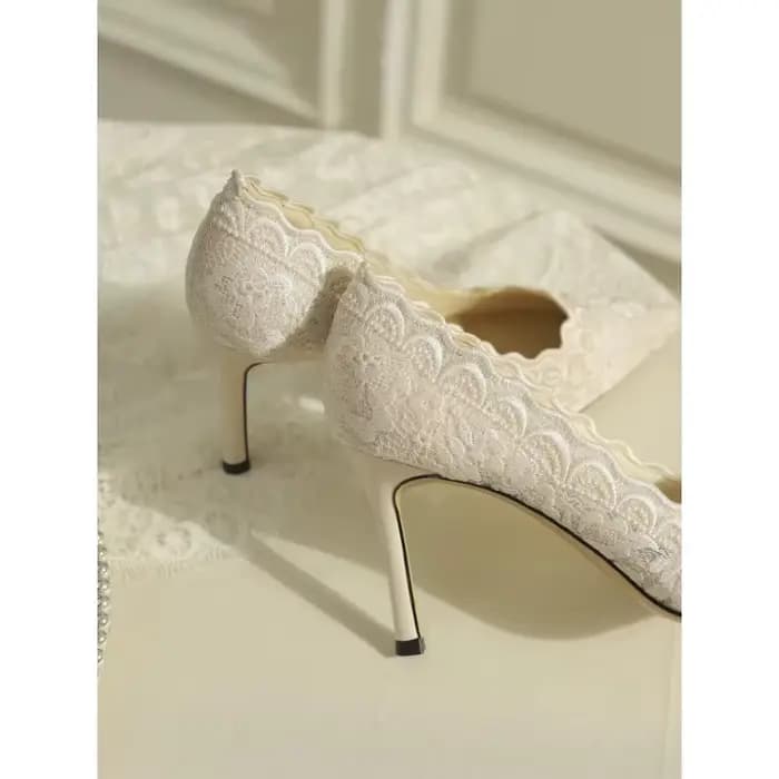 Chaussures de mariage à talons hauts en dentelle blanche pour femmes, chaussures de mariage Xiuhe brodées à bout pointu et à talons fins, nouveau style d'automne 2026 pour b