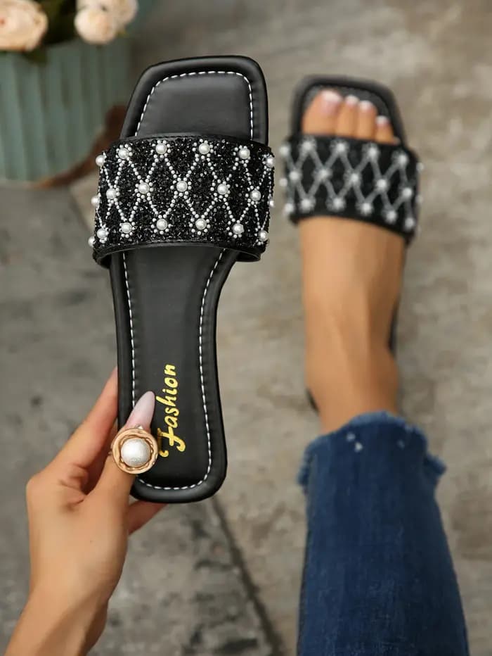 Nouvelles sandales d'été à la mode pour femmes, pantoufles à enfiler, cadeau d'anniversaire, chaussures décontractées d'extérieur de couleur unie, pantoufles de plage plates simples et élégantes, faci