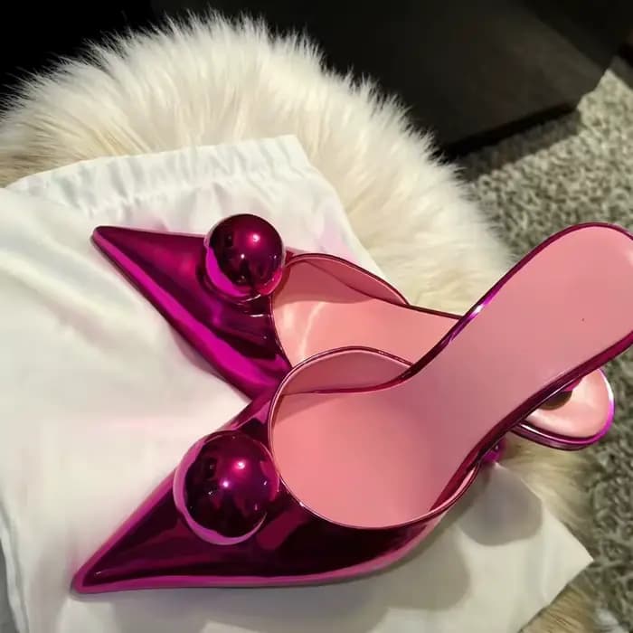 Sandales à talon ouvert fuchsia à bout pointu, avec décoration sphérique au bout et design unique à