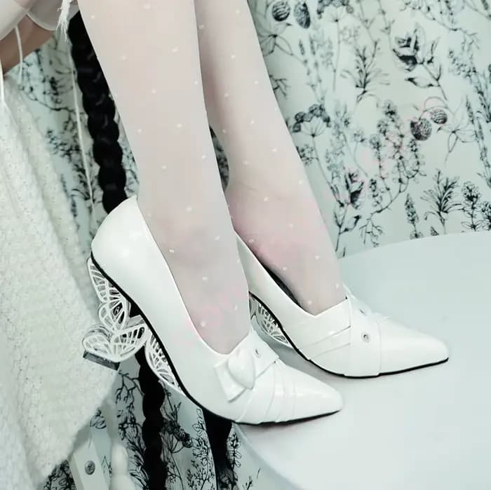 Escarpins d'été 2026 en cuir verni à bout pointu pour femme, talon unique sculpté papillon ajouré, nœud cœur, talons hauts pour soirée