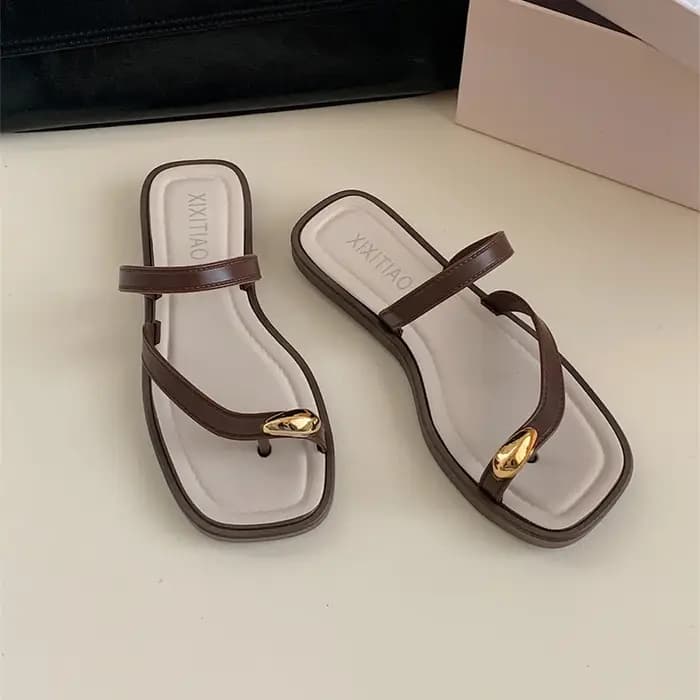 XIXITIAO Sandales plates pour femmes, style minimaliste français, à bout carré, couleur unie, polyvalentes, pour l'extérieur et la plage