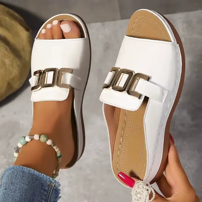 Sandales plates élégantes pour femmes avec des accents de chaîne dorée | Talon compensé antidérapant et design