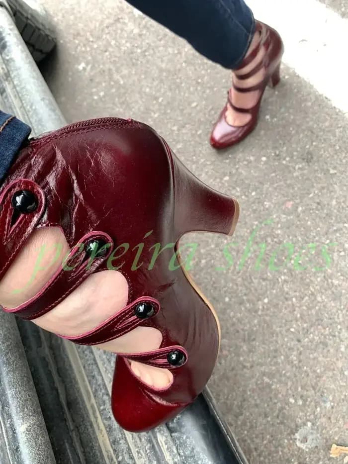 Escarpins Mary Jane pour femme en cuir verni rouge effet miroir, à talon épais, ajourés, avec bride à boucle style défilé, style vintage, pour soirée
