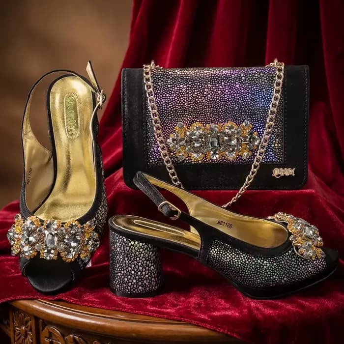 Ensemble de chaussures à talons hauts élégantes noires INS 2026 pour femmes et sac orné de strass -