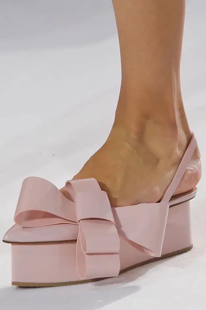 Sandales d'été rose poudré/noir en cuir verni à talon compensé