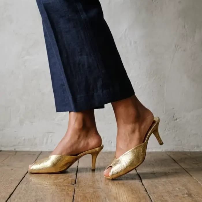 Mules dorées brillantes pour femmes, chaussures à enfiler, à bout ouvert, talons mi-hauts, sandales