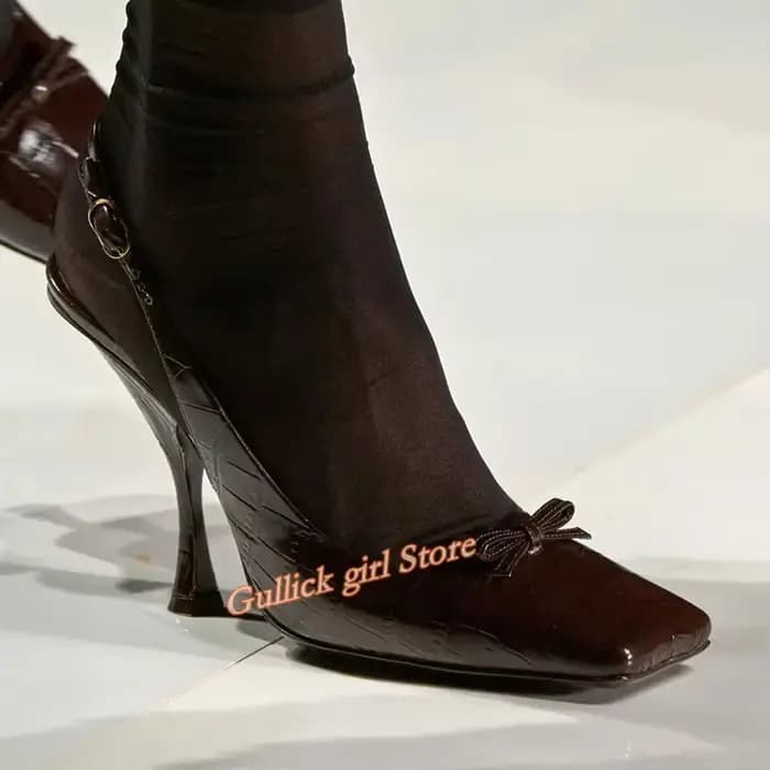 Escarpins slingback bordeaux à bout carré, talon aiguille fin, bride arrière, collection Runway Prin