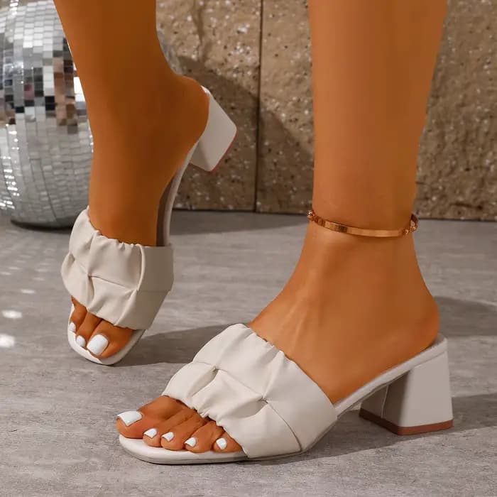 Mules tendance noires et blanches plissées à talon épais mi-haut pour femme – Élégantes pour les rendez-vous et les soirées – Sandales à enfiler pour femme