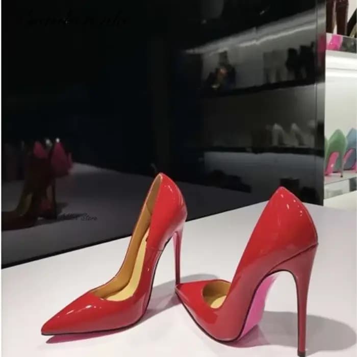 Escarpins pointus en cuir verni à semelle rose pour femmes