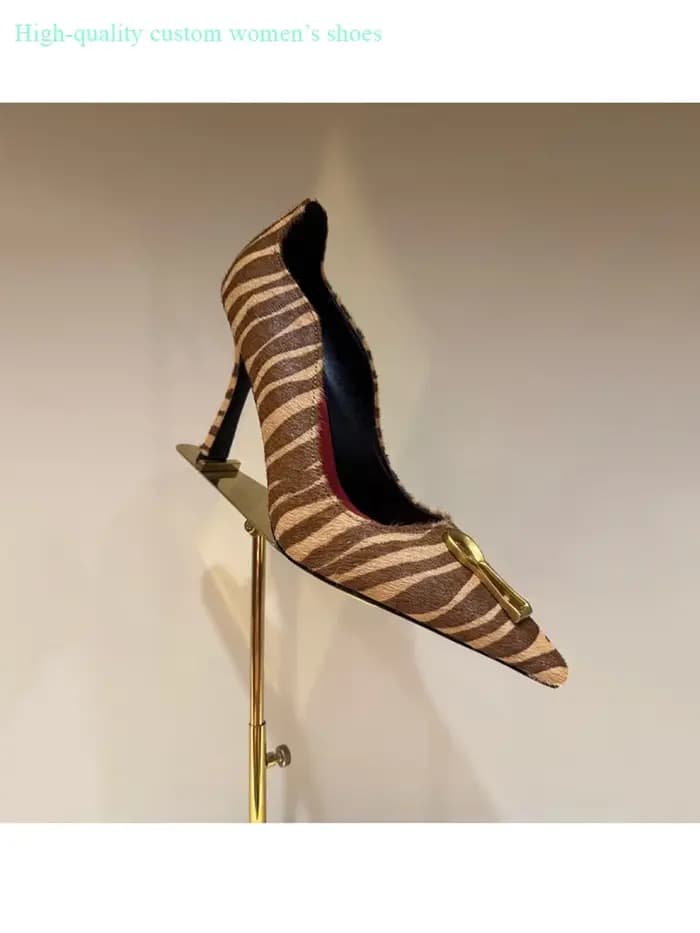 Escarpins noirs en cuir à bout pointu doré pour femme